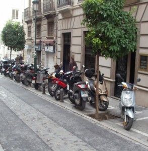 ¿Se puede aparcar la moto en la acera?