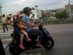 Niños en moto
