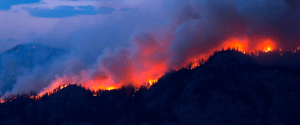 Incendios forestales en una zona de montaña durante las labores de extinción